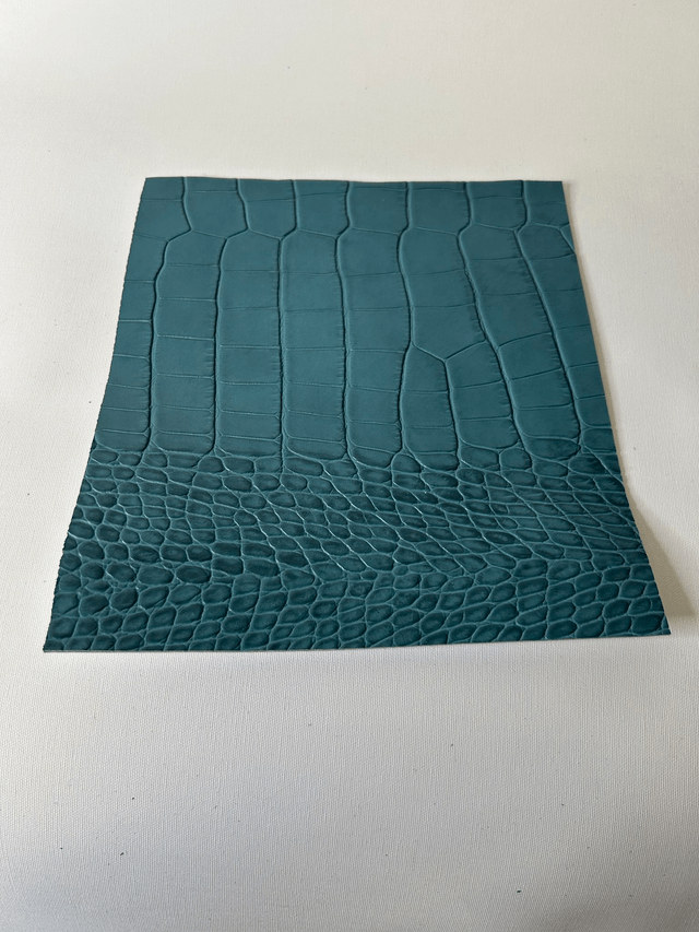 Chute de cuir bleu doublé argenté 