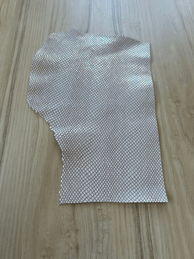 Chute de cuir rose pale finition irisé imitation lézard