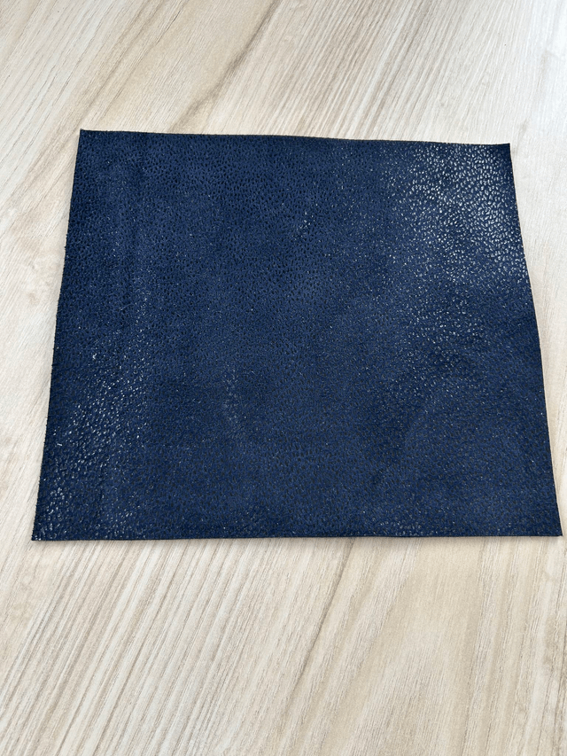 Chute de cuir bleu marine motifs pailleté doublé