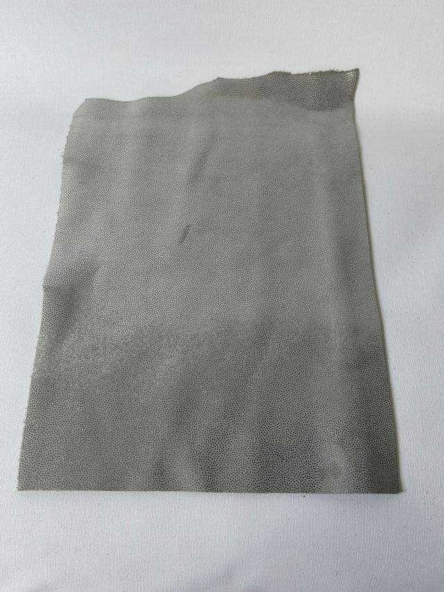 Chute de cuir gris pois argenté
