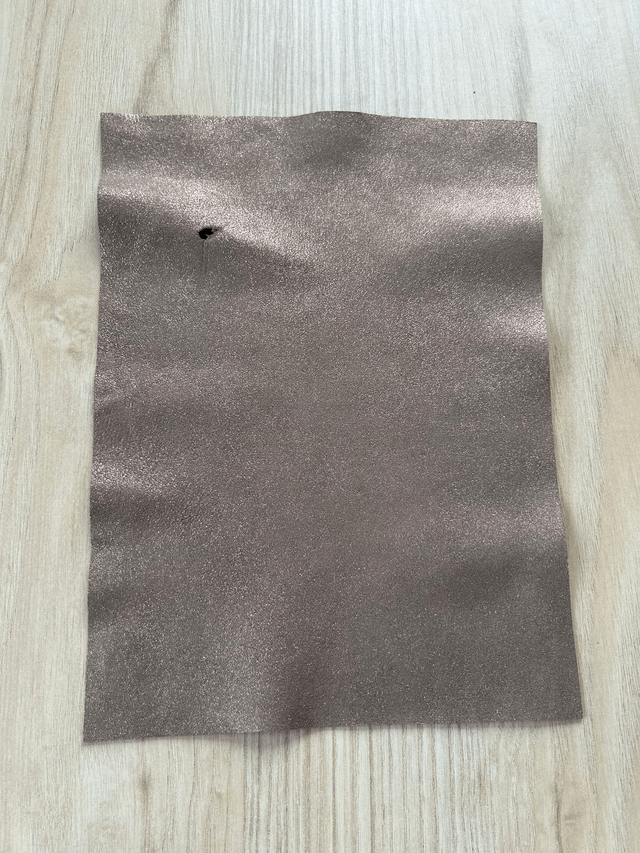 Chute de cuir beige pailleté