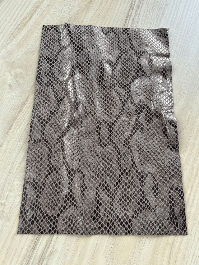 Chute de cuir marron imitatio serpent 