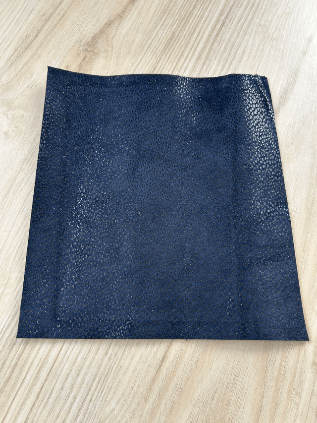Chute de cuir bleu marine motifs pailleté doublé