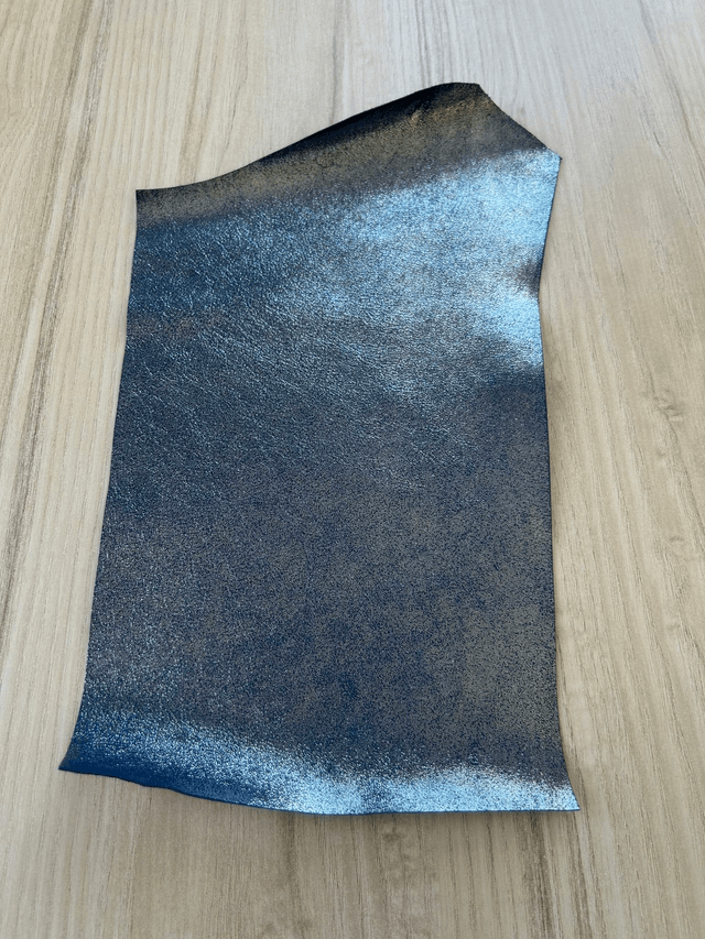 Chute de cuir bleu marine finition pailleté (M7)- 21x23m