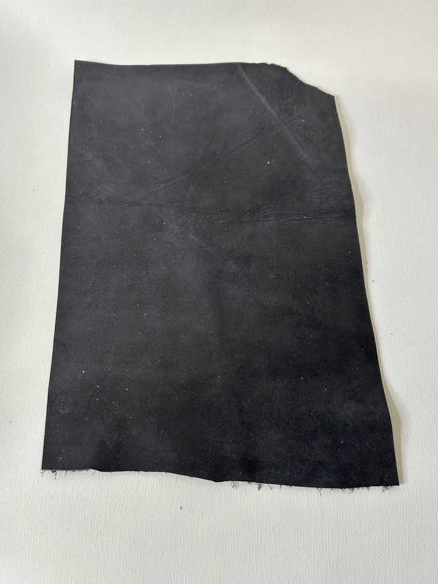 Chute de cuir noir pailleté