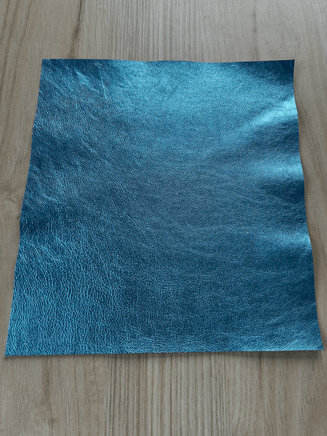 Chute de cuir bleu ken métalissé