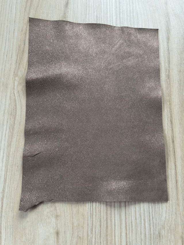 Chute de cuir beige pailleté