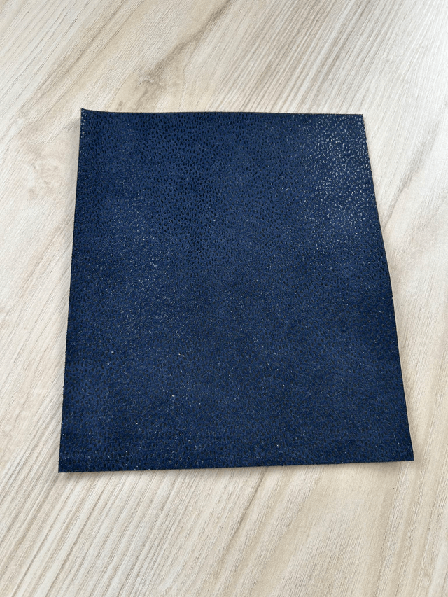 Chute de cuir bleu marine motifs pailleté doublé