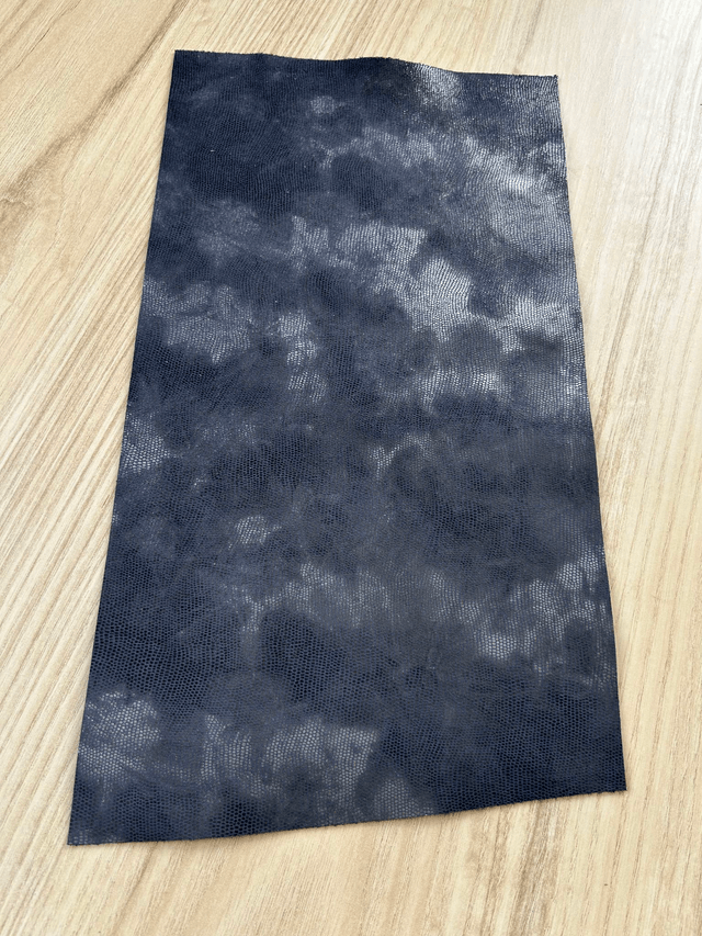 Chute de cuir bleu argenté imitation serpent