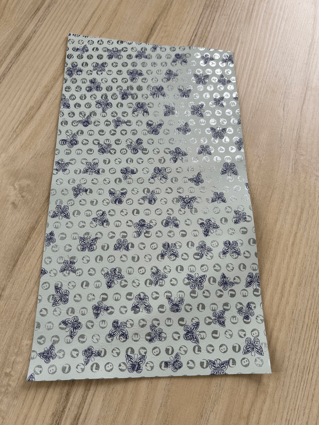 Chute de cuir blanc argenté papillons