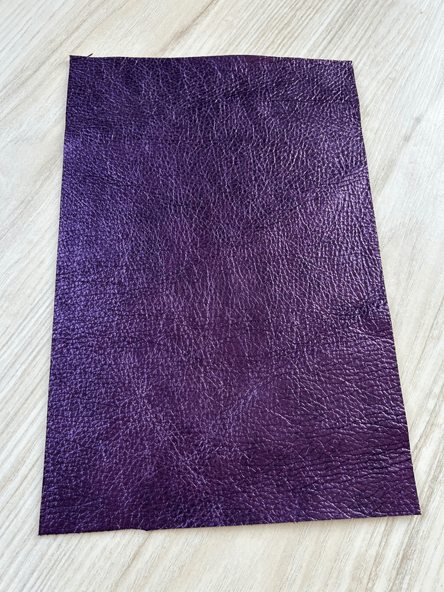 Chute de cuir bleu violet metallisé