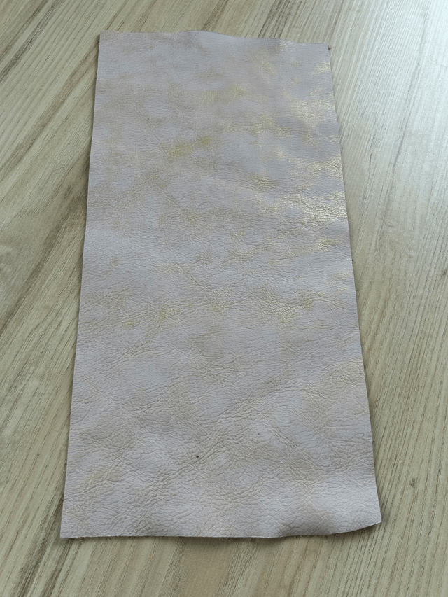 Chute de cuir rose clair doré
