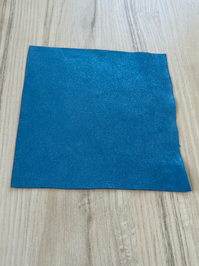 Chute de cuir bleu turquoise finition pailleté