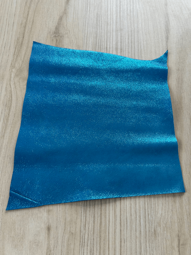 Chute de cuir turquoise pailleté 