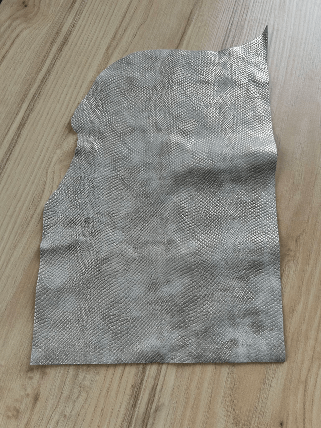 Chute de cuir beige doré imitation serpent 