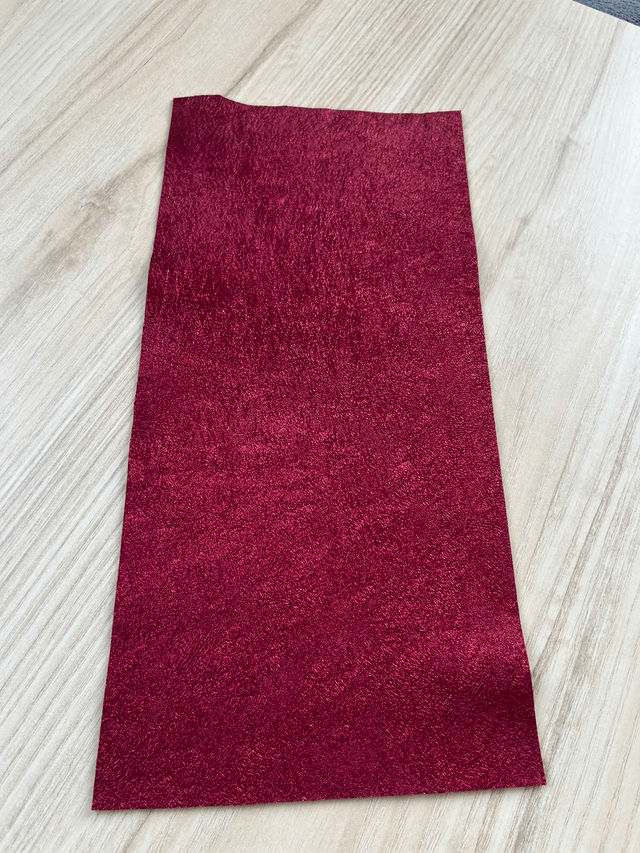 Chute de cuir grenat