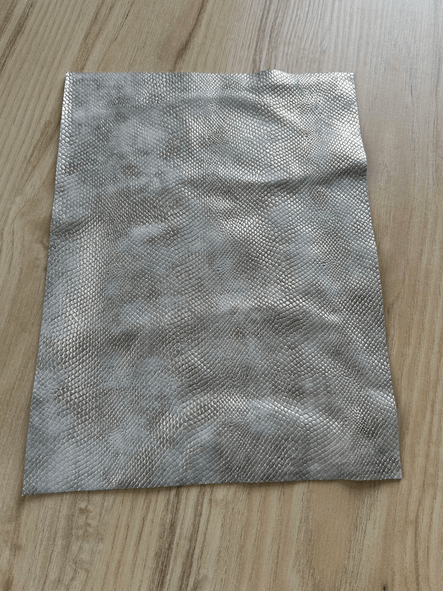 Chute de cuir beige doré imitation serpent 