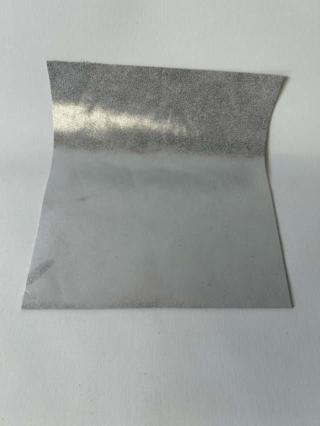 Chute de cuir argenté moucheté