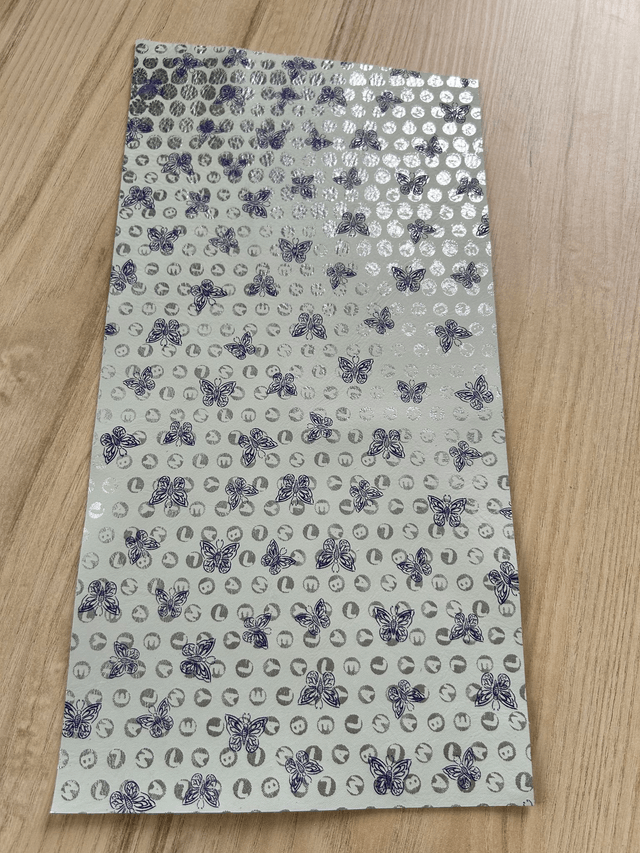 Chute de cuir blanc argenté papillons