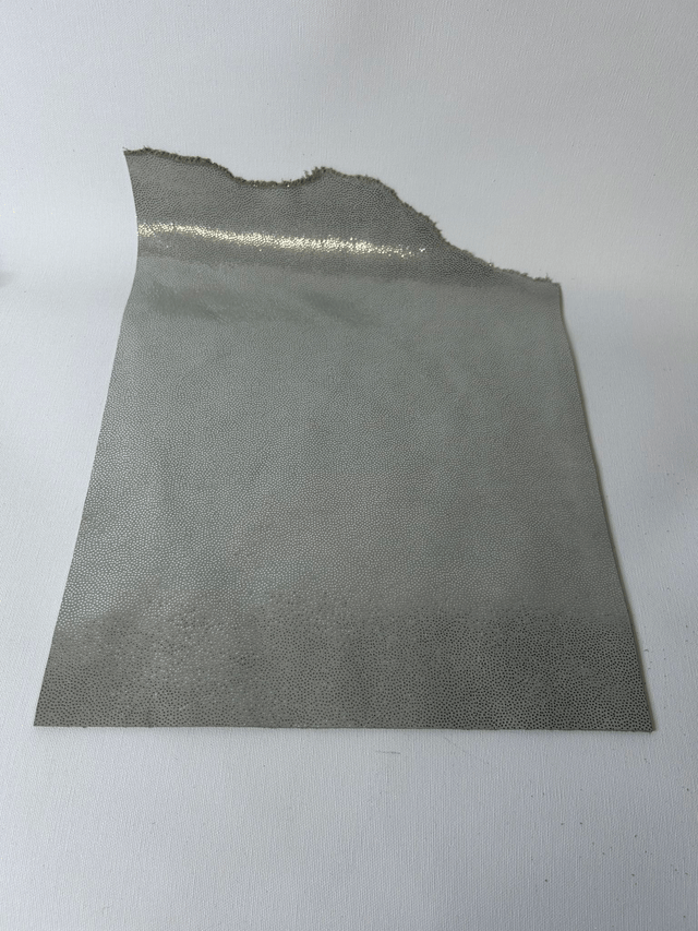 Chute de cuir gris pois argenté