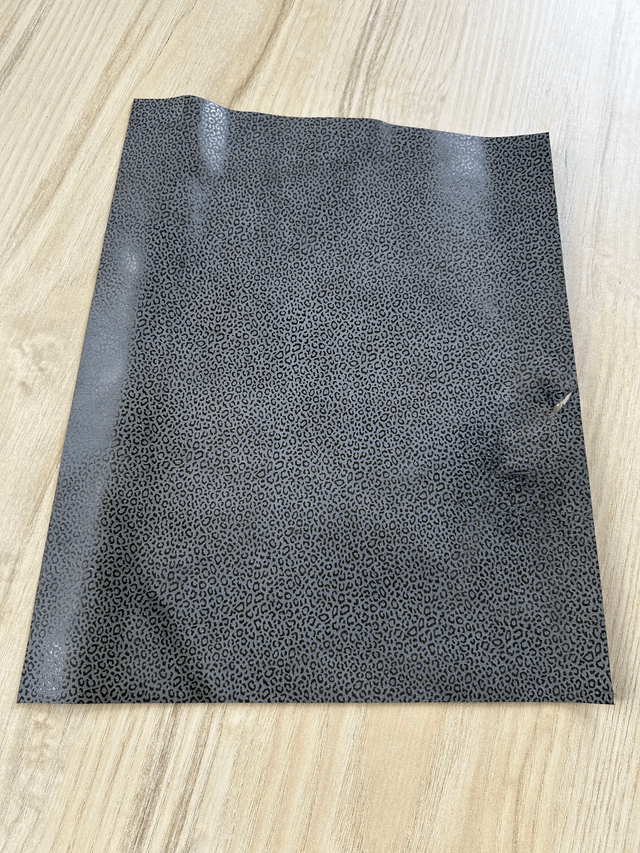 Chute de cuir blanc gris léopard