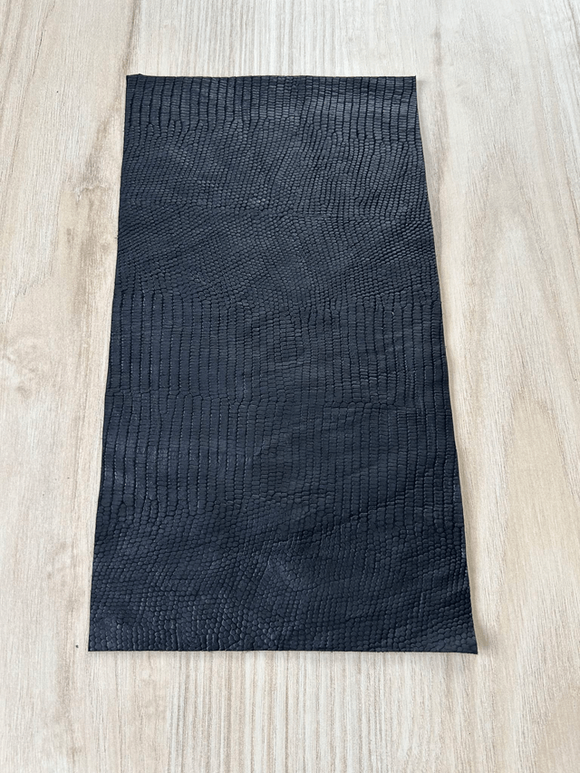 Chute de cuir noir mat imitation lézard