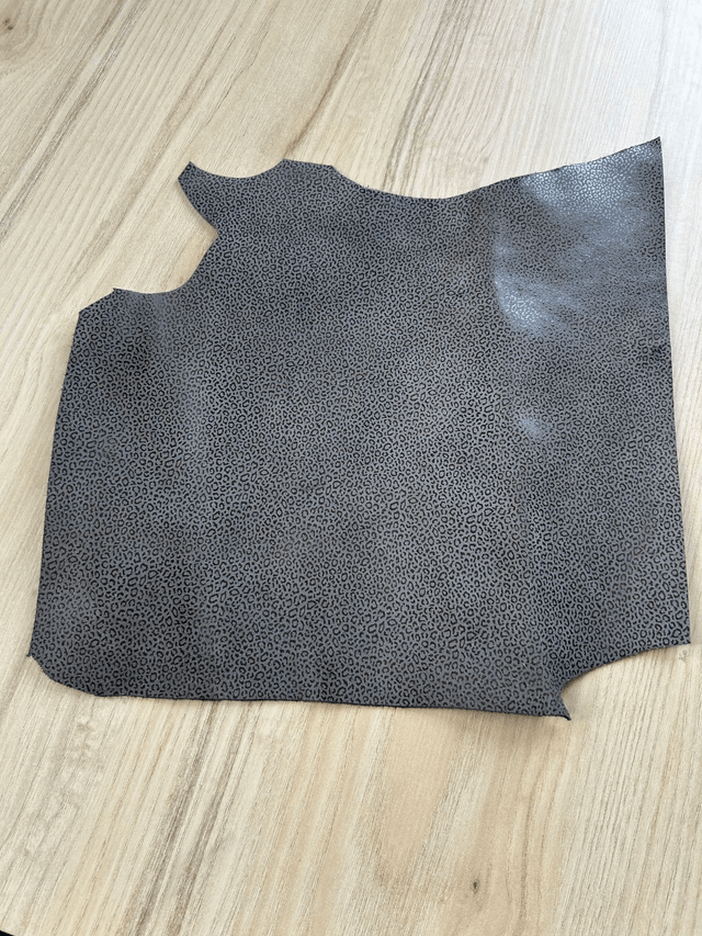 Chute de cuir blanc gris léopard