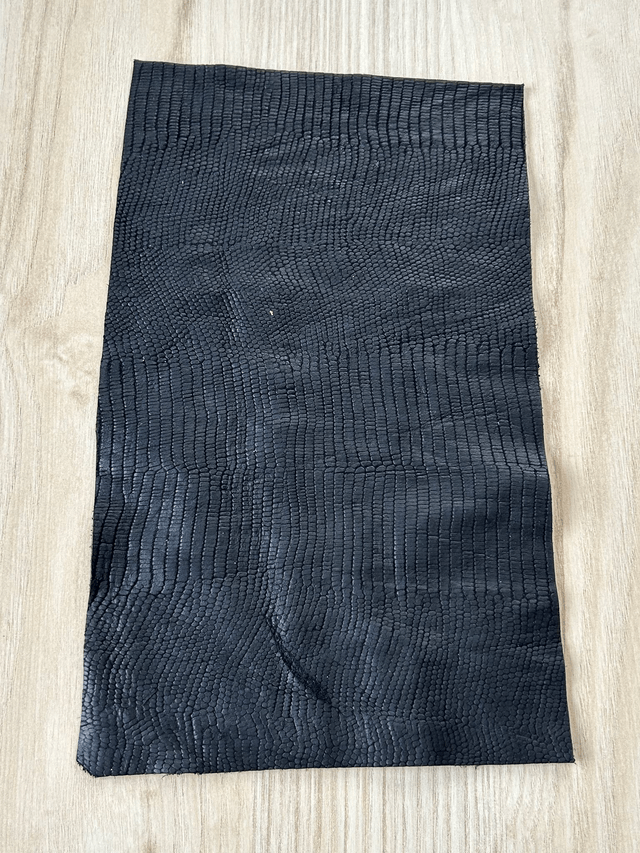 Chute de cuir noir mat imitation lézard