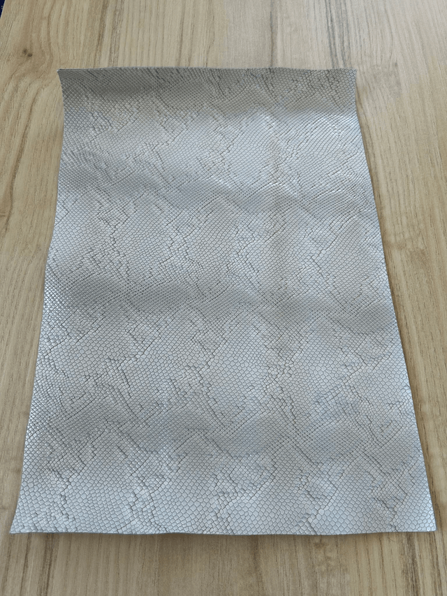 Chute de cuir blanc argenté imitation serpent