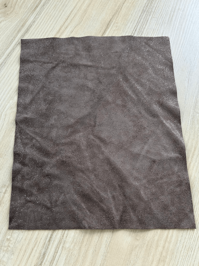 Chute de cuir taupe argenté