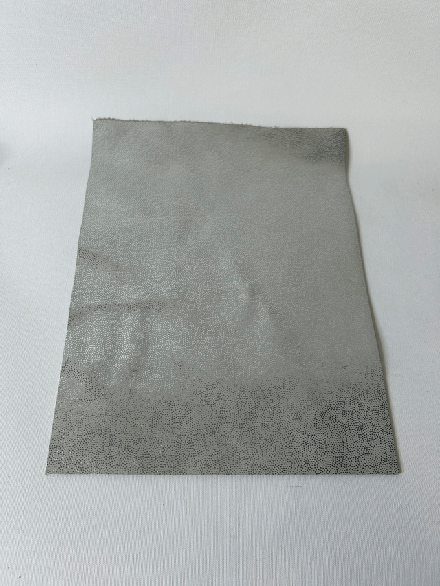 Chute de cuir gris pois argenté