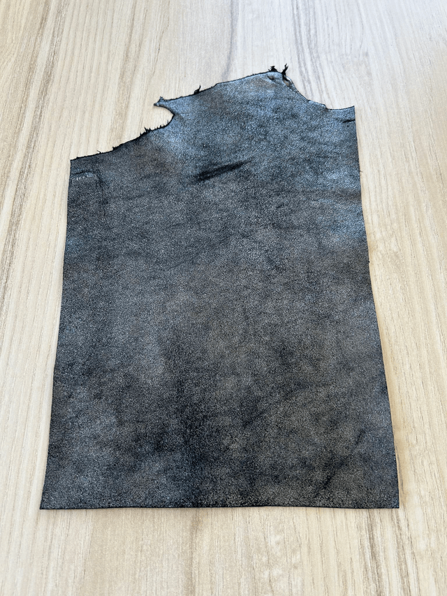 Chute de cuir noir finition pailleté (P9)
