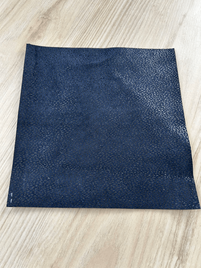 Chute de cuir bleu marine motifs pailleté doublé