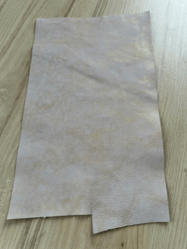 Chute de cuir rose clair doré