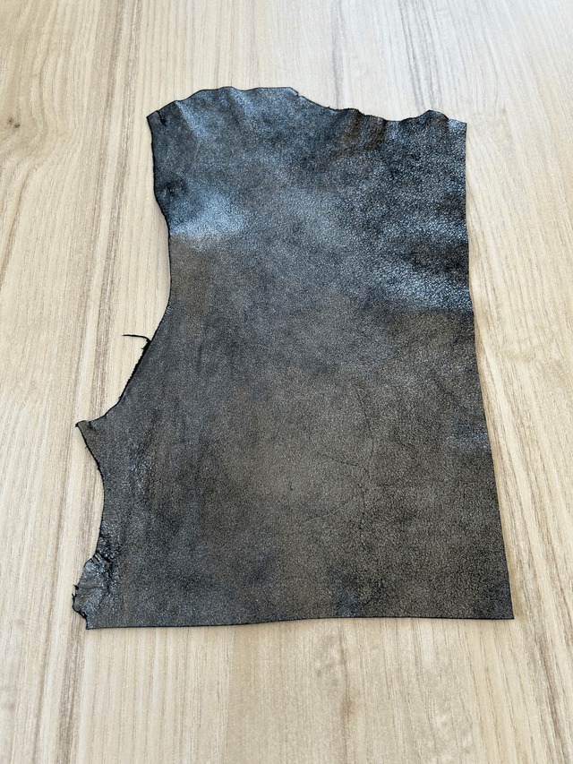 Chute de cuir noir finition pailleté (P9)