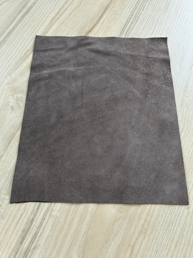 Chute de cuir taupe argenté