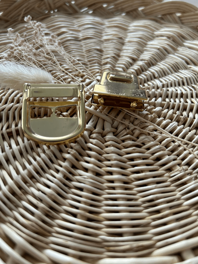 Fermoir type cartable en métal doré
