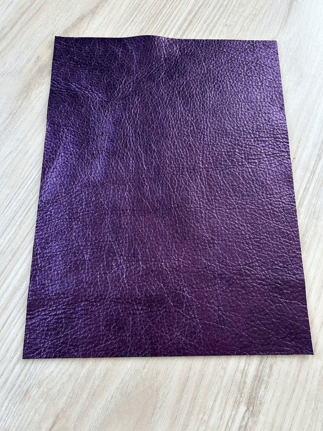 Chute de cuir bleu violet metallisé