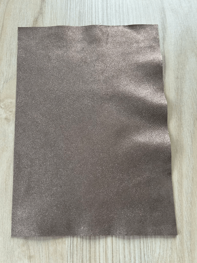Chute de cuir beige pailleté