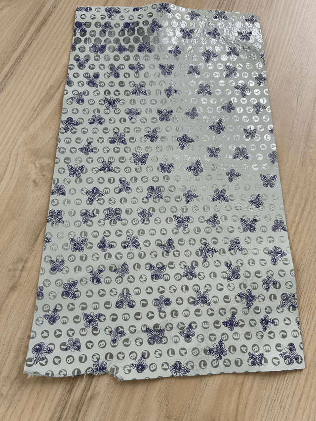 Chute de cuir blanc argenté papillons