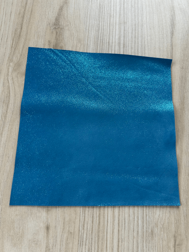 Chute de cuir turquoise pailleté 