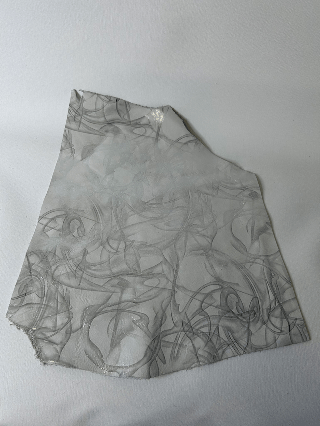 Chute de cuir blanc spirales argenté