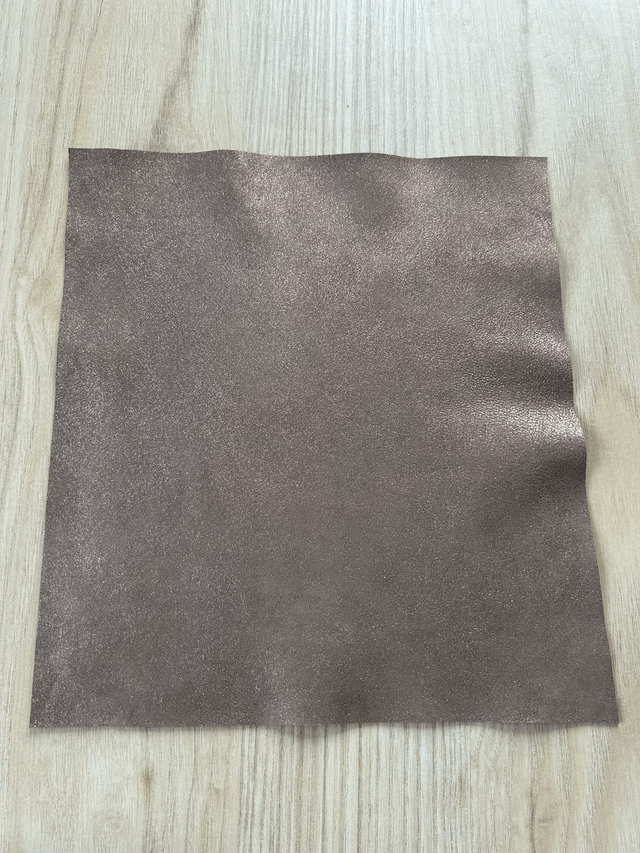 Chute de cuir beige pailleté