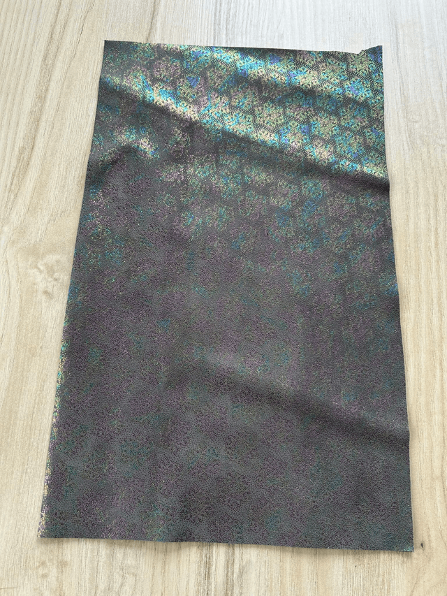 Chute de cuir gris holographique irisé fleurs