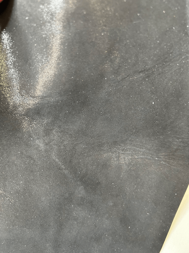 Chute de cuir noir pailleté