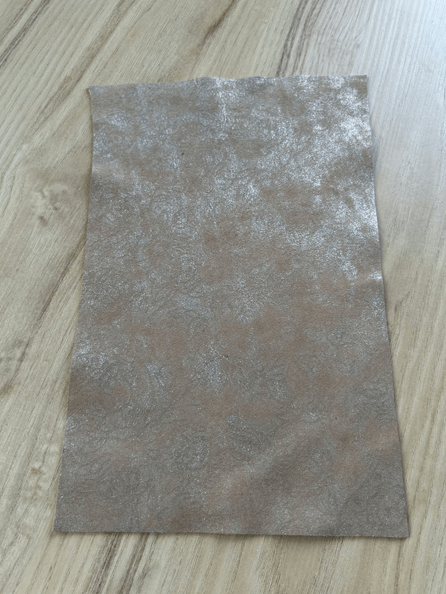 Chute de cuir beige rosé
