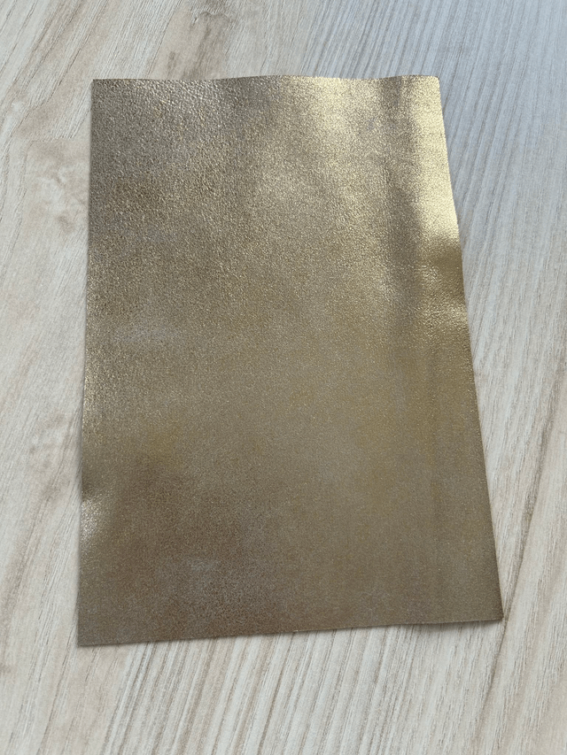 Chute de cuir doré
