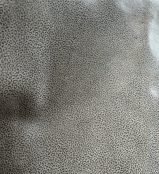 Chute de cuir blanc gris léopard