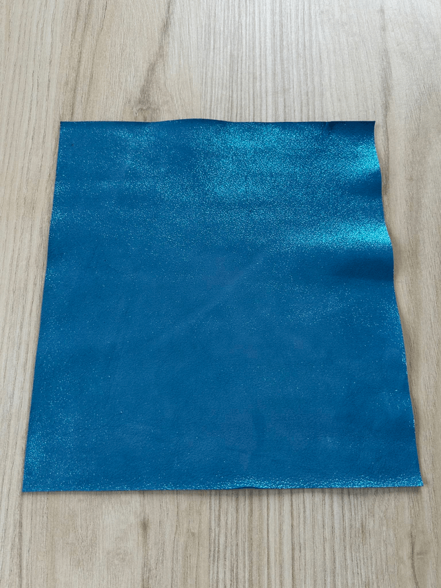 Chute de cuir turquoise pailleté 