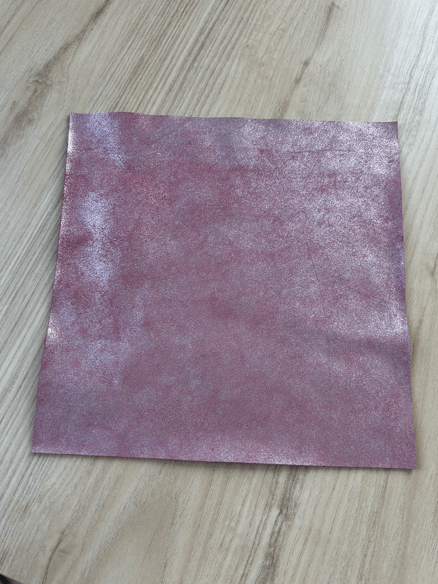 Chute de cuir rose argenté pailleté